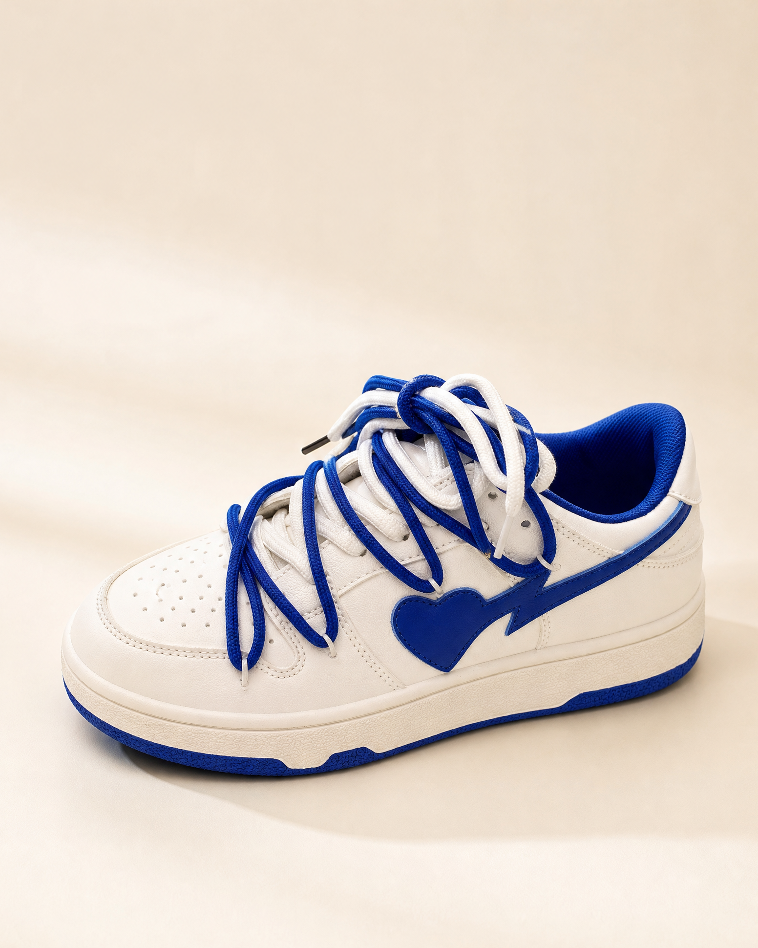 Dettaglio lacci bold Heartlane Crush Royal Blue sneakers donna